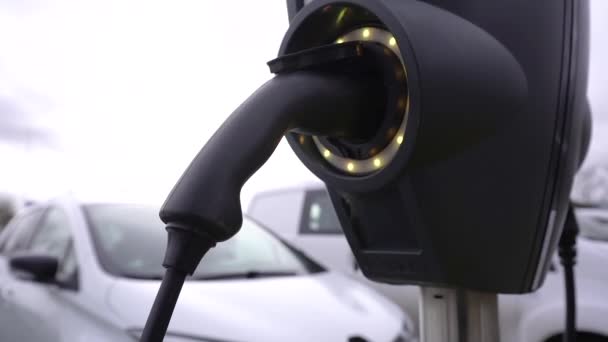 Автомобильная Электрозаправка Машина Заряжается Крупный План — стоковое видео