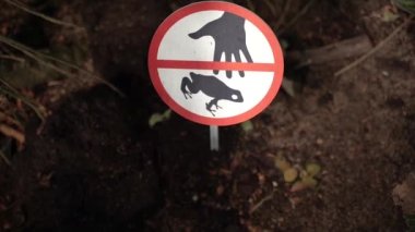 İçki yasağı işareti. Kurbağalara dokunmayı yasaklayan yasaklayıcı bir işaret..