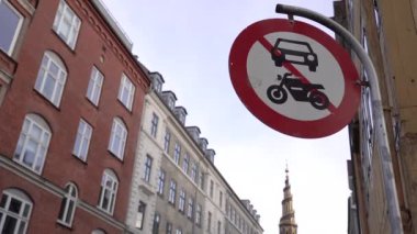 Yol tabelası. Arabalar ve motosikletler için yasak tabela.