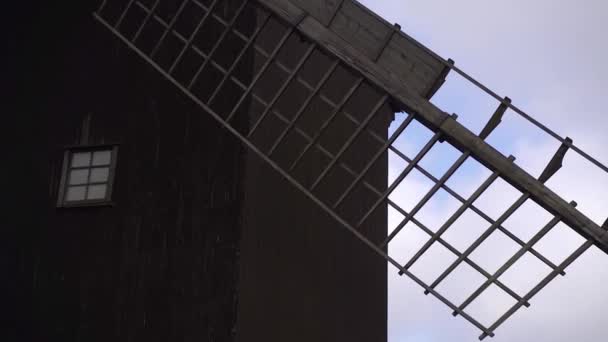 Ветряная Мельница Старая Деревянная Мельница Крупный План — стоковое видео