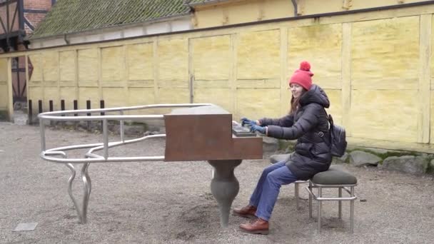 Piano Woman Plays Piano Street Denmark — 图库视频影像