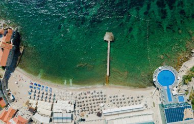 Kumsal. Karadağ 'da tatil köyü. Budva. Hava görünümü.