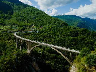 Köprü. Tarihi bir köprü. Karadağ. Hava görünümü.