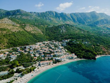 Seyahat et. Petrovac 'ın turist kasabası. Karadağ. Hava görünümü.