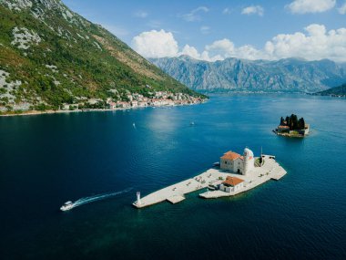 Seyahat et. Resifteki Bakire Adası 'nda. Karadağ. Hava görünümü.