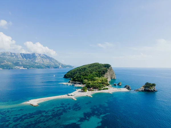 Ada. Tatil adası. Karadağ. Hava görünümü.