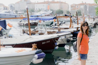 Bir tekne. Tekne rıhtıma demir attı..