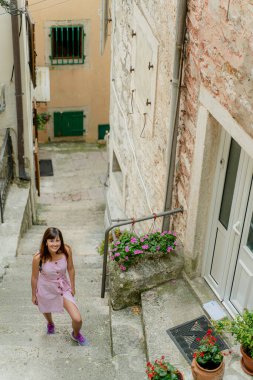 Yolculuk. Kotor şehrinde bir kadın yürüyor. Karadağ.