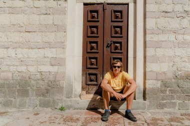 Kapılar. Yanında kedinin yattığı tahta kapılar..