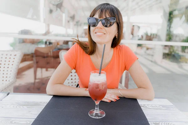 Kokteyl. Kadın bir kokteyl içiyor. Yakın plan..