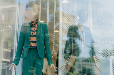 Dükkan penceresi. Vitrin vitrininde manken.