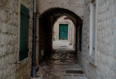 Mimarlık. Eski şehrin sokakları. Kotor. Karadağ.