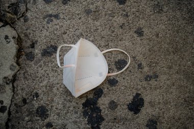 Tıbbi maske. Sokağa atılmış bir tıbbi maske..
