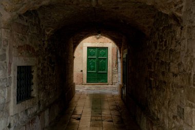 Kemer. Bir kemer şeklinde mimari yapı.