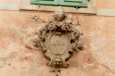 Evin üzerinde eski bir arma var. Karadağ. Kotor.