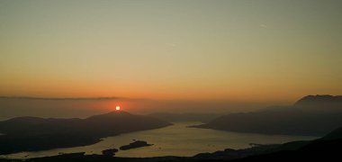 Yolculuk. Dağın tepesinden gün batımı manzarası. Karadağ.