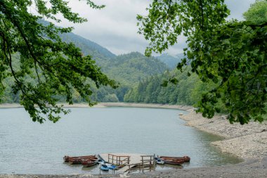 Göl. Dağlardaki göl. Karadağ.