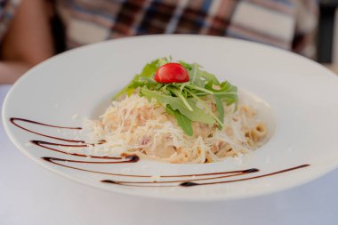 İtalyan yemeği. Dish Carbonara. Yakın plan..