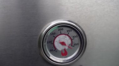 Mutfak fırınında sıcaklık ölçer. Yakın plan..