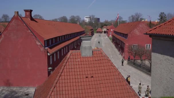 Κόπενχαγκεν Δανια Μαΐου 2022 Βασιλικοί Στρατώνες Στην Πόλη Της Κοπεγχάγης — Αρχείο Βίντεο