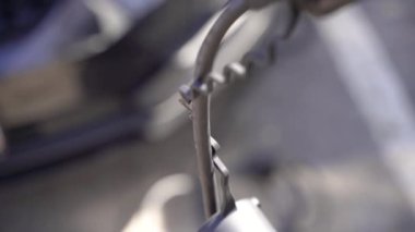 Elektrikli araçlar için dolum istasyonu. Yavaş çekim videosu.