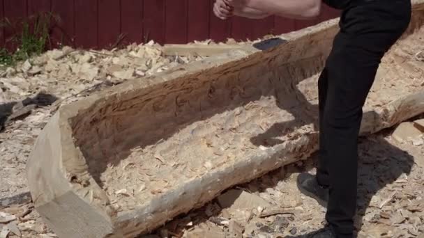 一个木匠木匠用木造船 — 图库视频影像