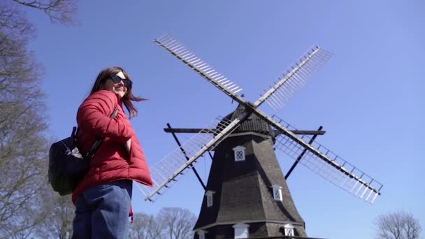 Windmühle Eine Frau Geht Der Nähe Einer Alten Windmühle Spazieren — Stockvideo