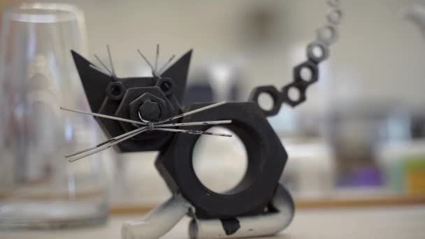 金属猫 用螺母和螺栓做成的金属猫 — 图库视频影像