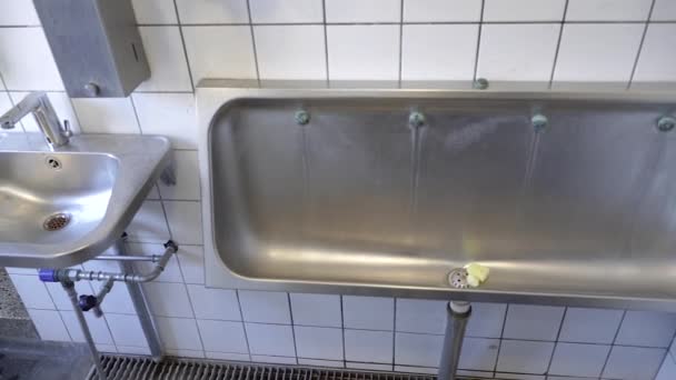 Urinal Metallurinal Einer Öffentlichen Toilette — Stockvideo
