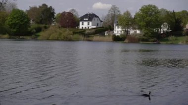 Köydeki kır evi. Danimarka.