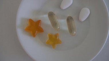 Vitaminler. Vitaminler tabakta yatıyor..
