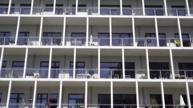 Cam pencereler. Çok katlı bir binanın pencereleri.