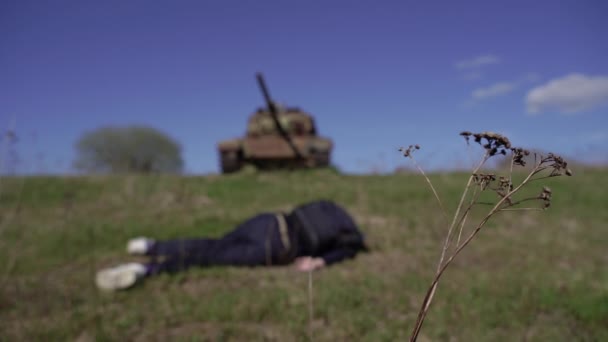 War Man Lies Field Backdrop Tank Staged Frame — Stock Video