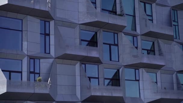 Üvegablakok Ablakok Egy Többszintes Épületben — Stock videók