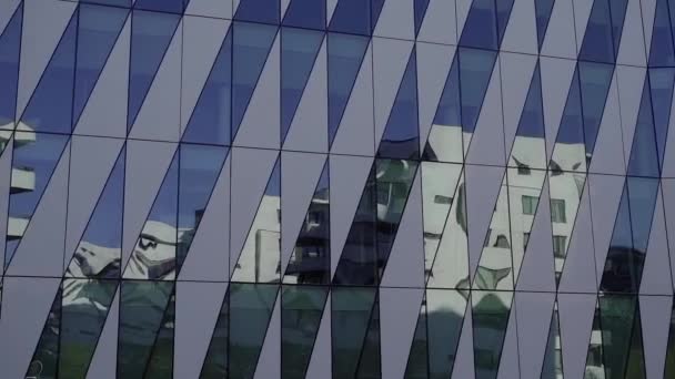 Glasfenster Fenster Einem Mehrstöckigen Gebäude — Stockvideo
