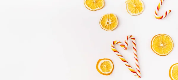 Noel Afişi. Kış, yeni yıl kompozisyonu. Beyaz arka planda kuru portakal ve şeker dilimleri. Yemek arkaplanı. Düz konum, üst görünüm, kopyalama alanı — Stok fotoğraf