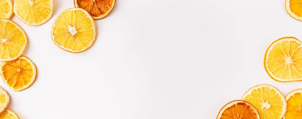 Noel Afişi. Kış, yeni yıl kompozisyonu. Beyaz arka planda kuru portakal dilimleri. Doğal Citrus meyve deseni. Yemek arkaplanı. Düz konum, üst görünüm, kopyalama alanı — Stok fotoğraf