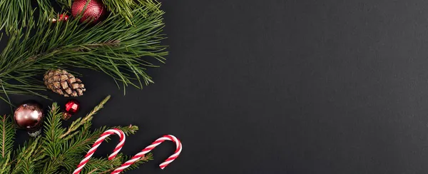 Weihnachtsbanner Aus Dekoration Und Weihnachtsbaumzweigen Auf Schwarzem Hintergrund Neujahrsgrußkarte Legen — Stockfoto