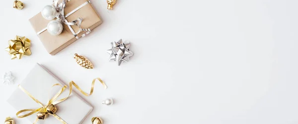 Noel Hediyelerinden Hediyelerden Beyaz Arka Planda Altın Gümüşten Yapılmış Bir Telifsiz Stok Imajlar