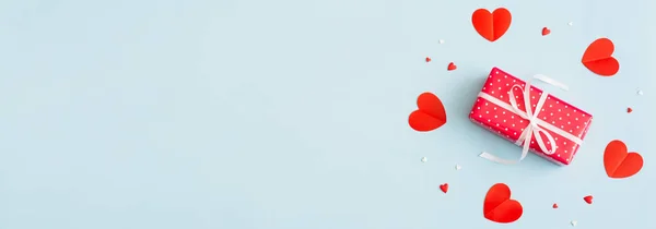 Banner Valentin nap háttér Február 14. Ajándékok, konfetti, piros szívű papír pasztell kék háttérrel. Valentin napi fogalom. Lapos fekvés, felülnézet, másolás — Stock Fotó