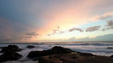 Zaman akıp gidiyor okyanus ve gün batımında dalgalar