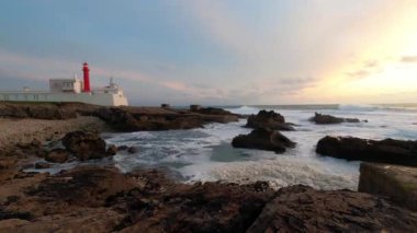 Günbatımı Cascais, Portekiz 'deki Cabo Raso Deniz Feneri' nin yanında.