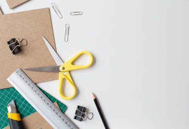 Ofis malzemeleri masaüstünde. Metin için boş alan. En üstten görüntüle.