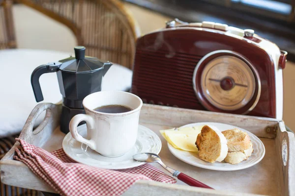 Kahvaltı Teması Siyah Kahve Kaplı Beyaz Bir Kupa Kahve Makinesinin — Stok fotoğraf