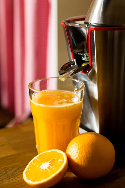 Ένα Ποτήρι Φρέσκο Χυμό Πορτοκαλιού Από Αποχυμωτή Και Φρέσκα Πορτοκάλια — Φωτογραφία Αρχείου
