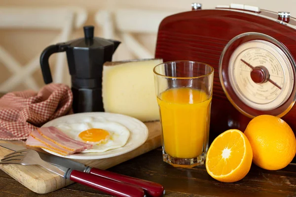 Frühstücksthema Retrostil Frischer Orangensaft Käse Und Spiegelei Mit Speck Liegen — Stockfoto