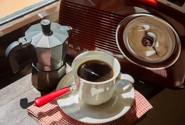 Mug Black Coffee Coffee Pot Radio Standing Window Bright Sunlight — Stock Photo, Image