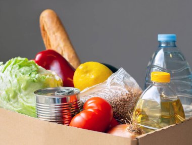 Masadaki karton kutuda bir ürün seti var. Konu temel ürünler..