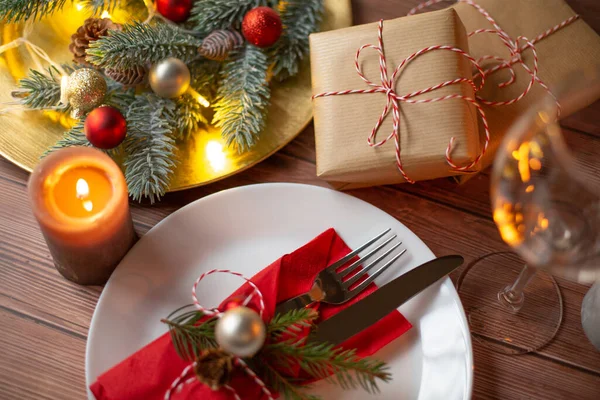 Masa Noel ya da yeni yıl tatili için güzel bir şekilde servis edilmektedir. Yeni yıl seti masasında duran bir Noel hediyesi. En üstten görüntüle.