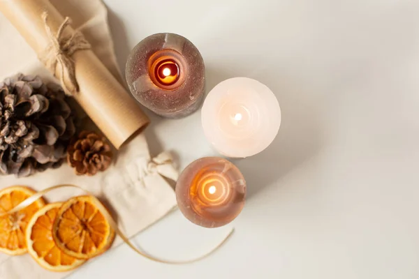 桌上有三支点燃的蜡烛 锥子和橙子片 圣诞主题 从顶部看 文件的自由篇幅 — 图库照片